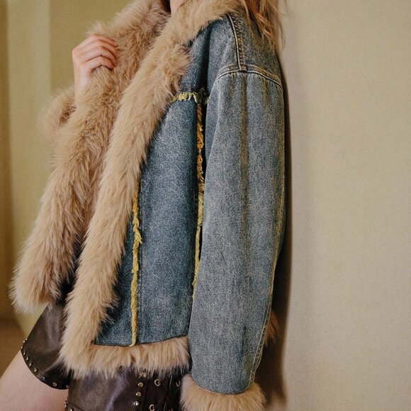 Blue Casual Women's Faux Fur Trim Raw Hem Denim Jacket - Picture 4 of 7